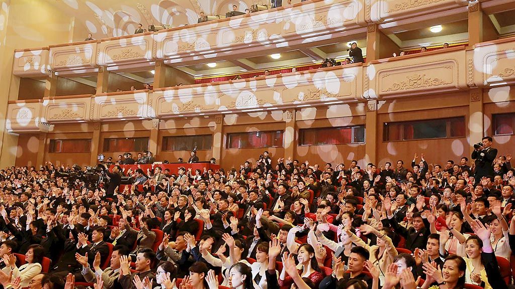 Foto yang diambil pada Minggu (1/4/2018) dan dipublikasikan pada Senin (2/4) oleh kantor berita Korea Utara (KCNA) menunjukkan sambutan warga Pyongyang saat menikmati konser langka oleh musisi Korea Selatan di Gedung Teater Utama Pyongyang Timur di Pyongyang. Gedung itu berkapasitas 1.500 orang. Salah satu grup musik K-Pop yang turut pentas adalah Red Velvet. 