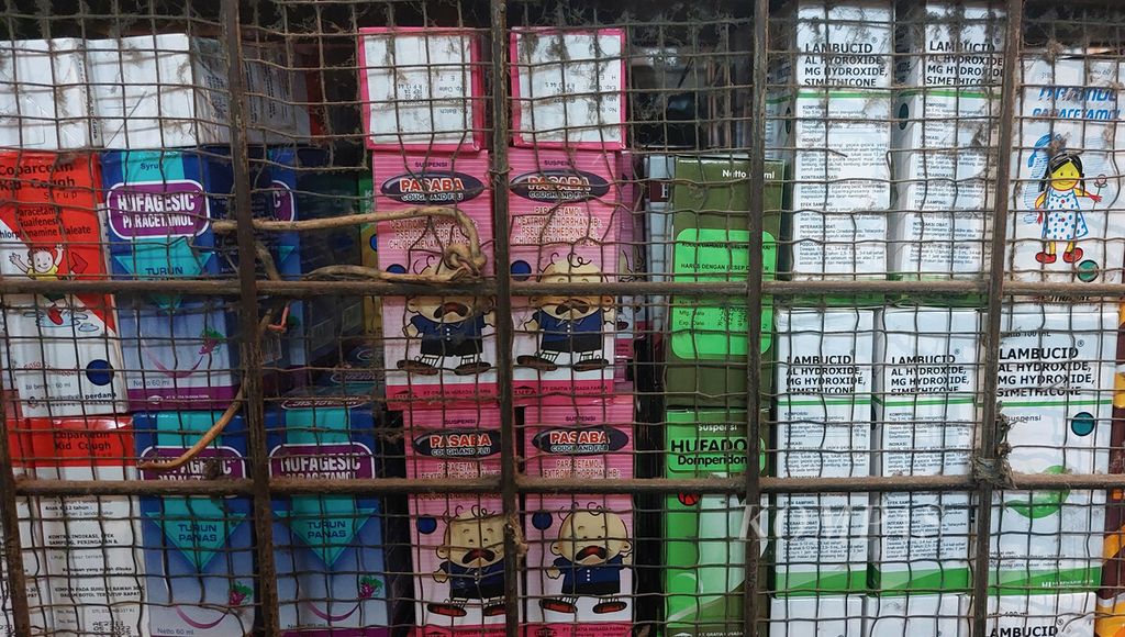 Sejumlah produk obat sirop yang mengandung parasetamol masih dijumpai di sejumlah toko di Pasar Pramuka, Jakarta Timur, Kamis (20/10/2022). Sebagian pedagang masih menjual produk obat-obatan sirop tersebut karena belum mendapat edaran dari produsen terkait penarikan produk dari pasaran.