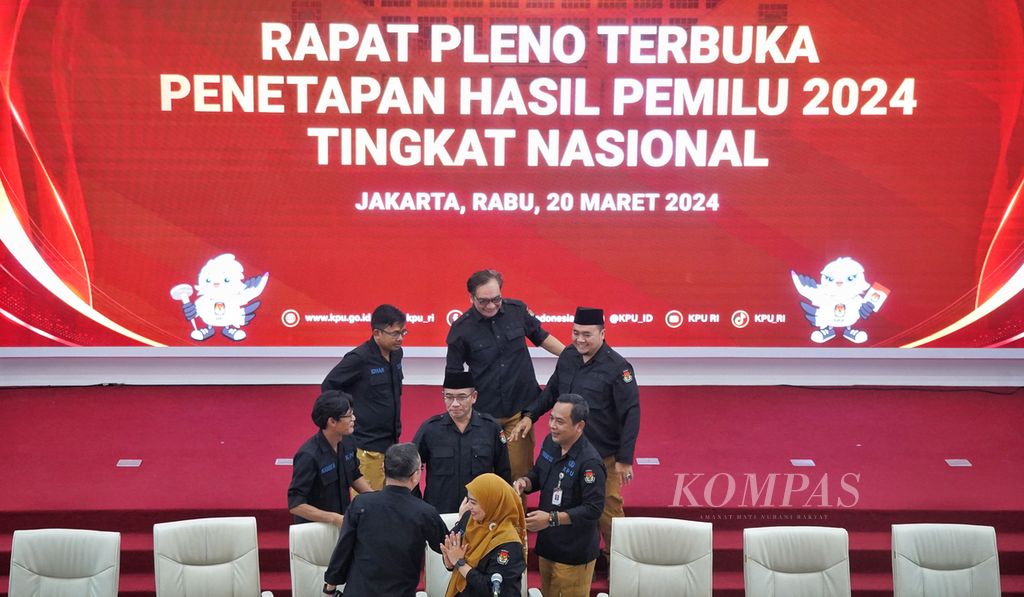 Ekspresi para anggota Komisi Pemilihan Umum (KPU) setelah Rapat Pleno Terbuka Penetapan Hasil Pemilu 2024 di KPU, Jakarta, Rabu (30/3/2024).
