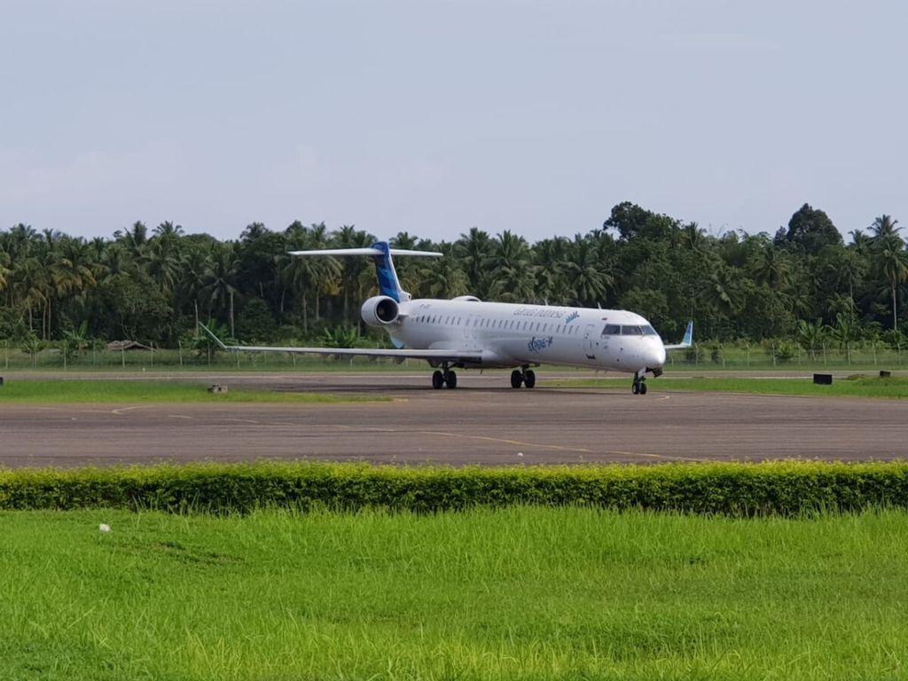 Pesawat Garuda jenis CRJ Bombardier 1000 Next-Gen berkapasitas 96 penumpang mendarat perdana dalam penerbangan langsung Jakarta-Nias, di Bandara Binaka, Nias, Kamis, (15/11/2018). 
