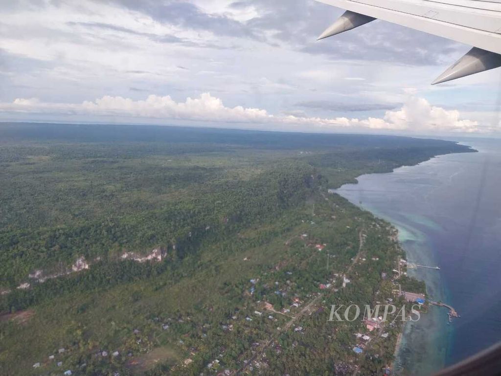 Panorama wilayah di Biak Numfor dilihat dari pesawat kepresidenan Boeing TNI Angkatan Udara yang membawa Wakil Presiden Ma'ruf Amin dan Ibu Wury Ma'ruf Amin serta rombongan selepas bertolak dari Pangkalan TNI AU Manuhua, Biak, Papua, Jumat (2/12/2022).
