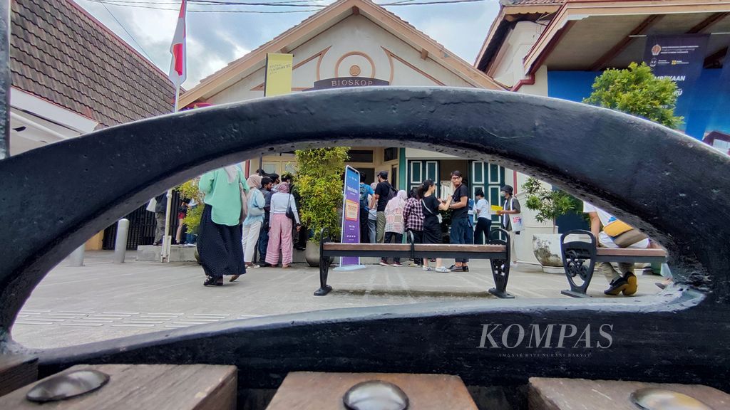 Penonton antre di depan gedung bioskop Sonobudoyo, Yogyakarta, untuk menonton film yang diputar dalam rangkaian Festival Film Dokumenter 2022, Jumat (18/11/2022).