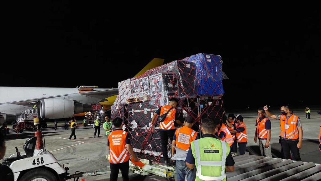 Petugas menurunkan logistik WSBK 2023 Mandalika dari pesawat Qantas Airways jenis Boeing 747-400F yang mendarat di Bandara Lombok, Senin (27/2/2023) pukul 23.35 Wita. Pesawat yang berangkat dari Avalon, Australia, itu membawa 97,8 ton muatan. Logistik terakhir yang diberangkatkan dari Malaysia akan tiba pada Rabu pagi.