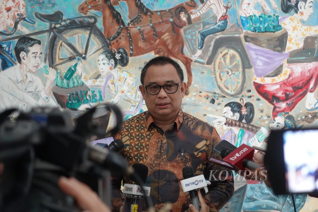Koordinator Staf Khusus Kepresidenan Anak Agung Gde Ngurah Ari Dwipayana saat menyampaikan keterangan pers di Kantor Sekretariat Negara, Jakarta, Jumat (24/11/2023)