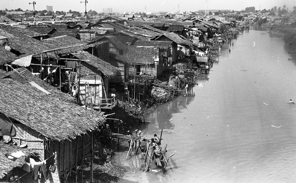  Bantaran Sungai Ciliwung di daerah Kampung Melayu, Jakarta Timur, juga ditumbuhi permukiman kumuh.