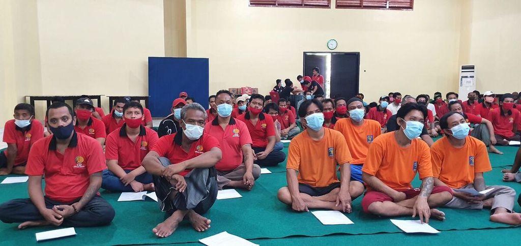 Warga binaan Lapas Kelas 1 Surabaya di Porong, Sidoarjo, Jawa Timur, saat menerima sosialisasi tentang vaksin Merah Putih.
