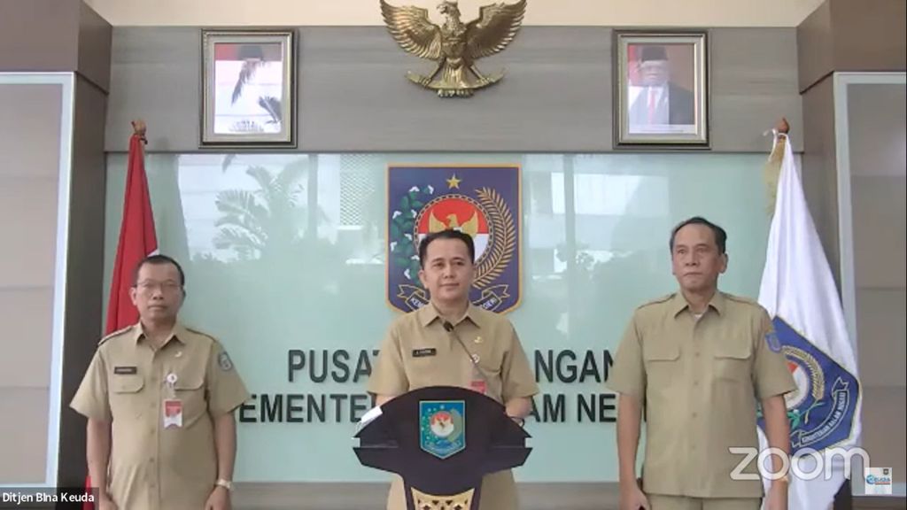 Pelaksana Harian (Plh) Direktur Jenderal Bina Keuangan Daerah Kementerian Dalam Negeri Agus Fatoni (tengah).
