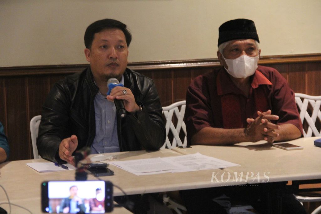 Kuasa hukum Bryan Yoga Kusuma, Duke Arie Widagdo (kiri), bersama perwakilan keluarga Bryan, Anung Prajotho, memberikan keterangan kepada wartawan mengenai kasus penganiayaan yang menimpa Bryan, Senin (6/6/2022) sore, di sebuah kafe di Kota Yogyakarta. 