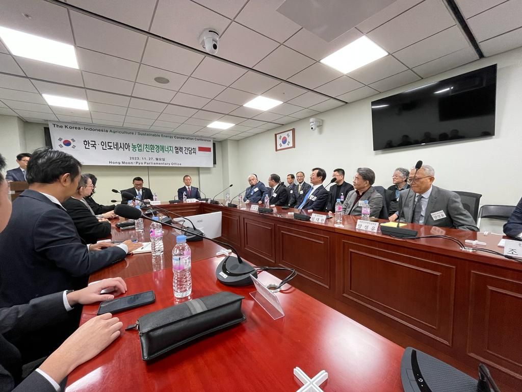 Kepala Staf Kepresidenan Moeldoko dalam pertemuan dengan anggota National Assembly Korea Selatan, Hong Moon-pyo, di Gedung Korean National Assembly Seoul, Korea Selatan, Senin (27/11/2023).