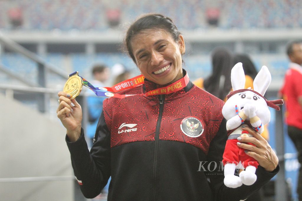 Maria Natalia Londa memegang medali emas yang ia raih usai memenangi pertandingan lompat jauh putri di ajang final SEA Games 2023 di Morodok Techo National Stadium, Rabu (10/5/2023). Ia mendapatkan medali emas dengan catatan lompat 6,28 meter.