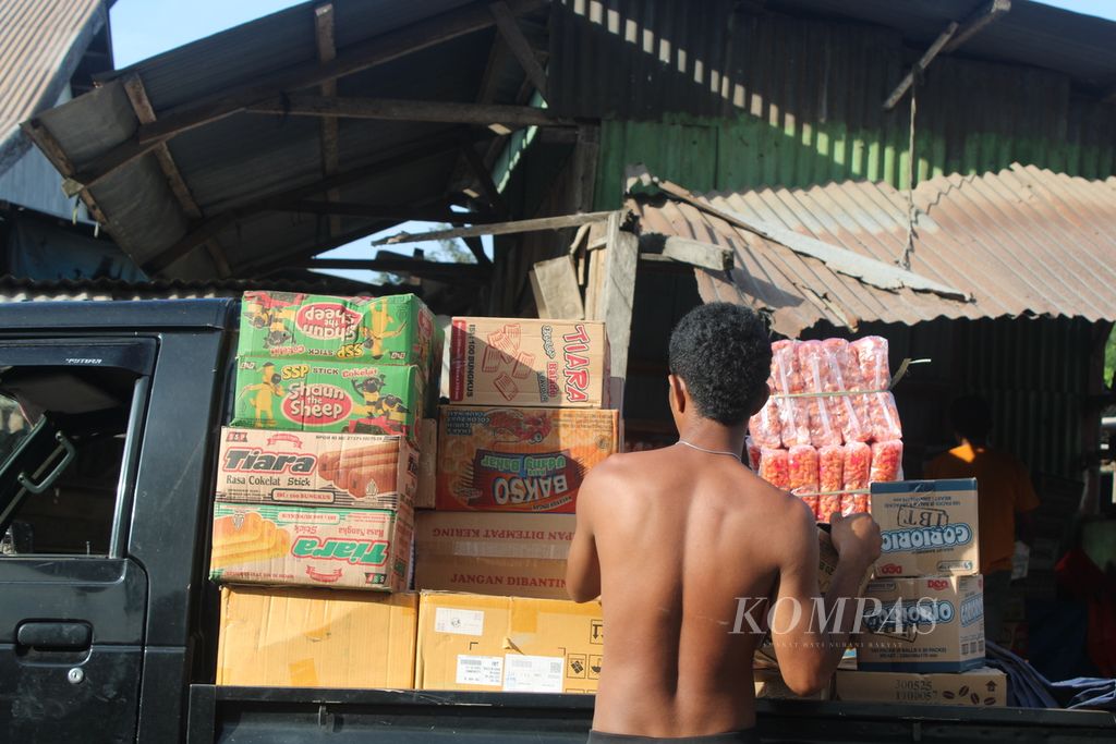 Pedagang mengatur dagangnya di pasar tradisional Desa Boru, Kecamatan Wulanggitang, Kabupaten Flores Timur, Nusa Tenggara Timur, Senin (8/1/2024). 
