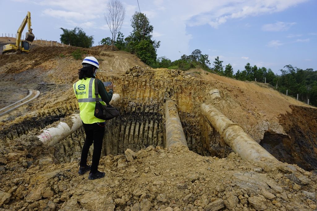 Pipa PDAM melintang di salah satu sudut seksi V-a Jalan Tol Balikpapan-Samarinda, Kalimantan Timur, Jumat (25/10/2019). 