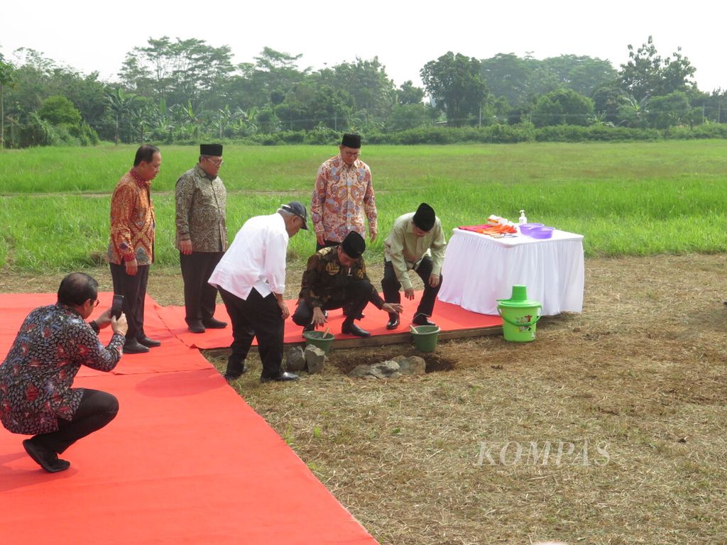 Presiden Joko Widodo meletakkan batu pertama sebagai tanda dimulainya pembangunan Kampus Universitas Islam Internasional Indonesia di Depok, Jawa Barat, Selasa (5/6/2018).