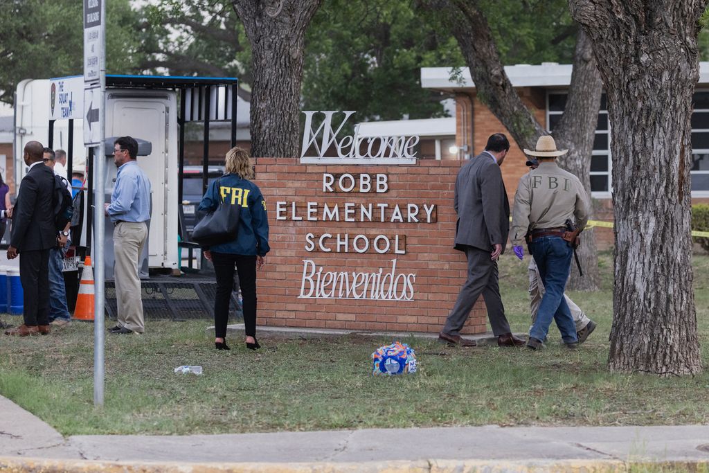 Sejumlah aparat penegak hukum sedang melakukan investigasi di kompleks Sekolah Dasar Robb di Kota Uvalde, Texas, Amerika Serikat, 24 Mei 2022. Hari itu, Salvador Ramos (18)  menembak mati 19 murid dan dua guru di tempat itu. 