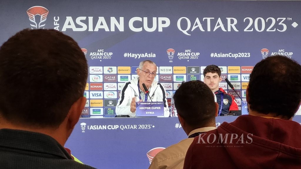 Pelatih Suriah Hector Cuper memberikan keterangan pada konferensi pers menjelang laga kontra Uzbekistan, Jumat (12/1/2024), di Doha, Qatar. Cuper, asal Argentina, adalah salah satu ”alumnus” Inter Milan di Piala Asia 2023.
