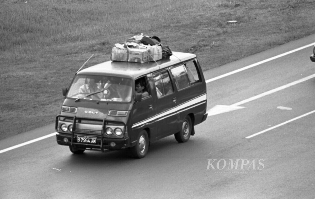 Suasana mudik di Tol Cikampek (23/3/1993). Tampak sebuah mobil penuh penumpang dengan barang diikat di atas kap mobil meninggalkan Jakarta.