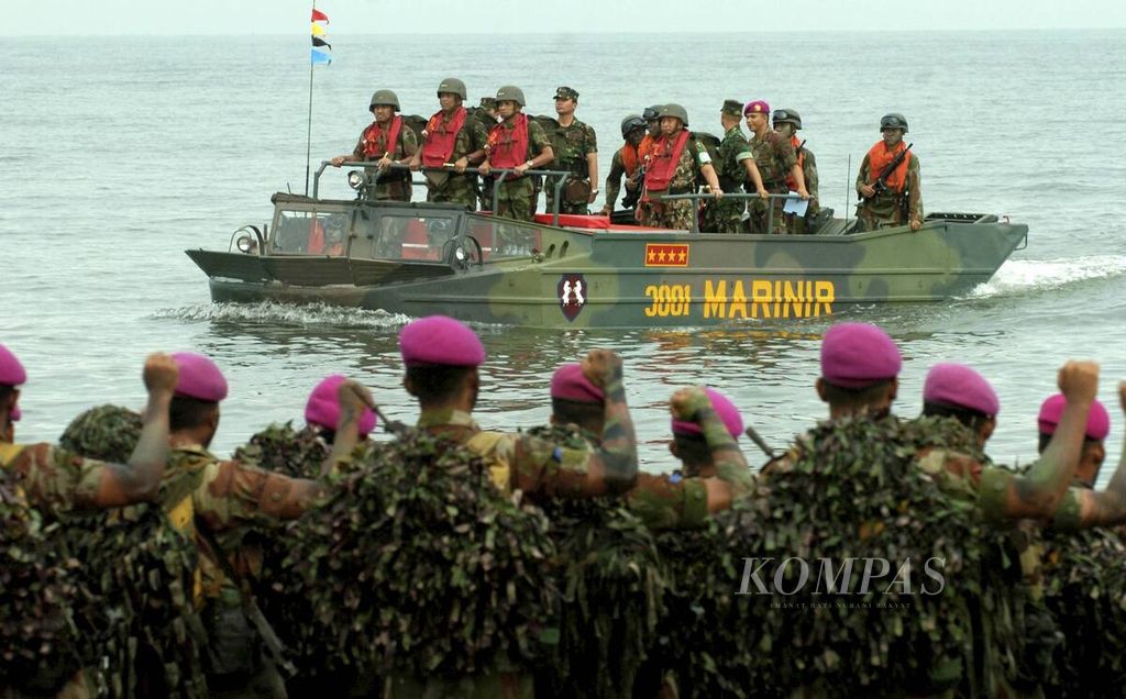 Panglima TNI Djoko Santoso naik kendaraan amfibi pengangkut artileri jenis K-61 saat mengikuti operasi pendaratan amfibi di Pantai Banongan, Situbondo, Jawa Timur, Sabtu (2/2/2008).