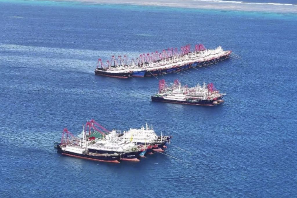Dalam foto yang disediakan oleh Penjaga Pantai Filipina terlihat kapal yang diduga kapal milisi China berada di dekat Karang Whitsun, atau dikenal sebagai Karang Julian Felipe secara lokal, di perairan yang disengketakan di Laut China Selatan, 2 Desember 2023. 
