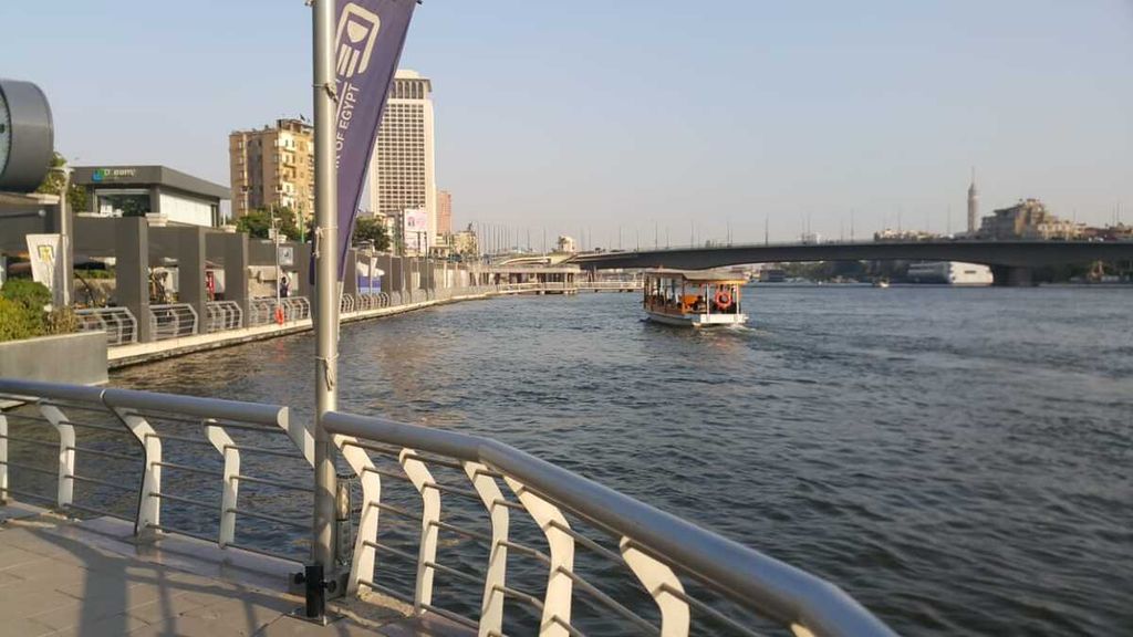Pemandangan area pedestrian modern, Mamsha Ahl Misr, di sepanjang tepi Sungai Nil di Kairo, Mesir, 22 Juni 2023.