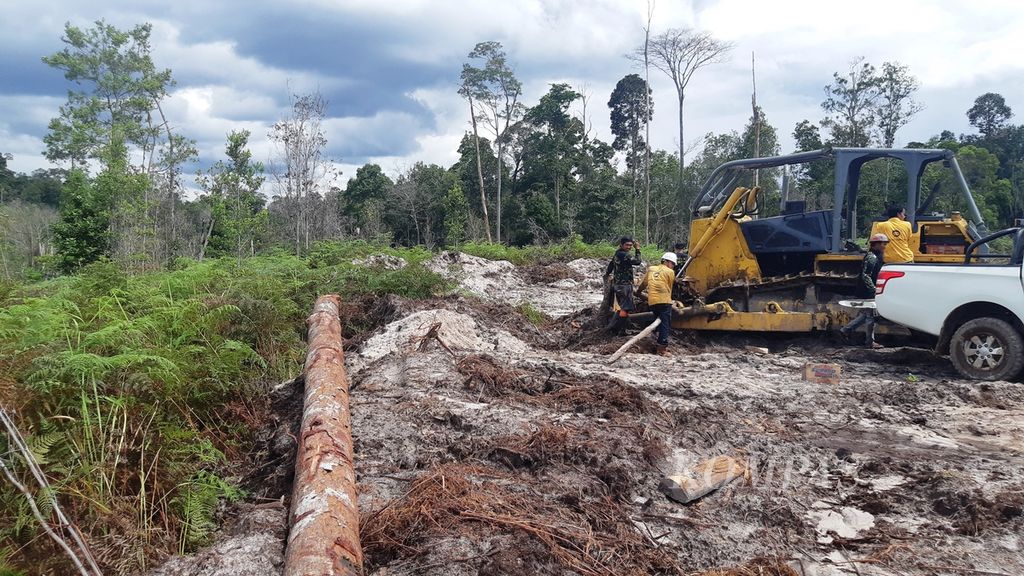 Sebuah alat berat tak bisa beroperasi lantaran tersangkut kayu di lokasi penanaman singkong di Desa Tewai Baru, Kabupaten Gunung Mas, Kalteng, Sabtu (28/11/2020). Di lokasi ini program pangan dengan menanam singkong mulai dibuka.