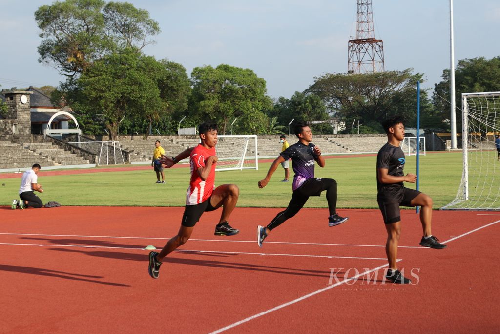 Sapto Yogo Purnomo (merah), atlet atletik paralimpiade klasifikasi T37 andalan Indonesia, berlatih bersama pelatih pemandu, Bayu (kanan). di Stadion Sriwedari, Solo, Jawa Tengah, Rabu (27/7/2022). Ia bersiap tampil di ASEAN Para Games 2022 di Surakarta. 