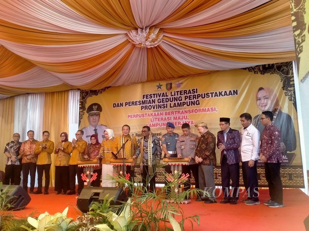Gubernur Lampung Arinal Djunaidi (tengah) meresmikan Gedung Perpustakaan Provinsi Lampung bertepatan dengan Peringatan Hari Pendidikan Nasional,  Kamis (2/5/2024). 