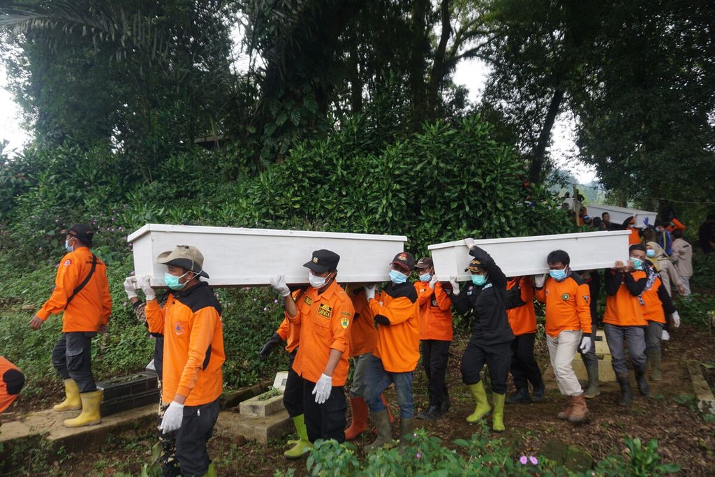 Sembilan dari 12 jenazah korban pembunuhan Slamet Tohari alias dukun gadungan pengganda uang dimakamkan di Tempat Pemakaman Umum Desa Balun, Wanayasa, Banjarnegara, Jawa Tengah, Selasa (4/4/2023).