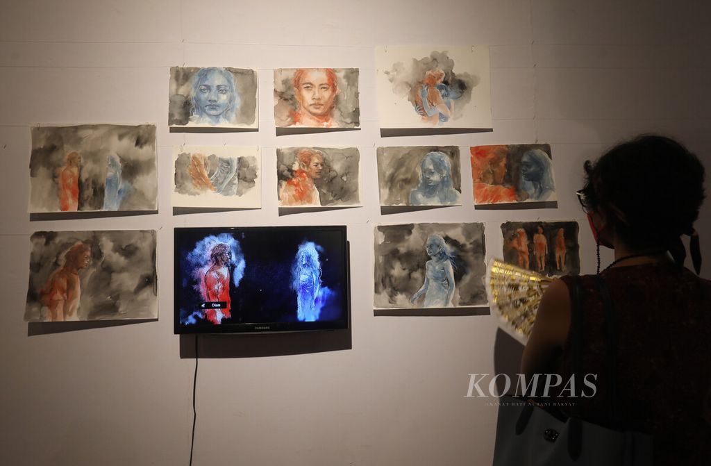Pengunjung mengamati karya ilustrasi dalam pameran Ilustrasiana di Bentara Budaya Jakarta, Rabu (14/9/2022). 