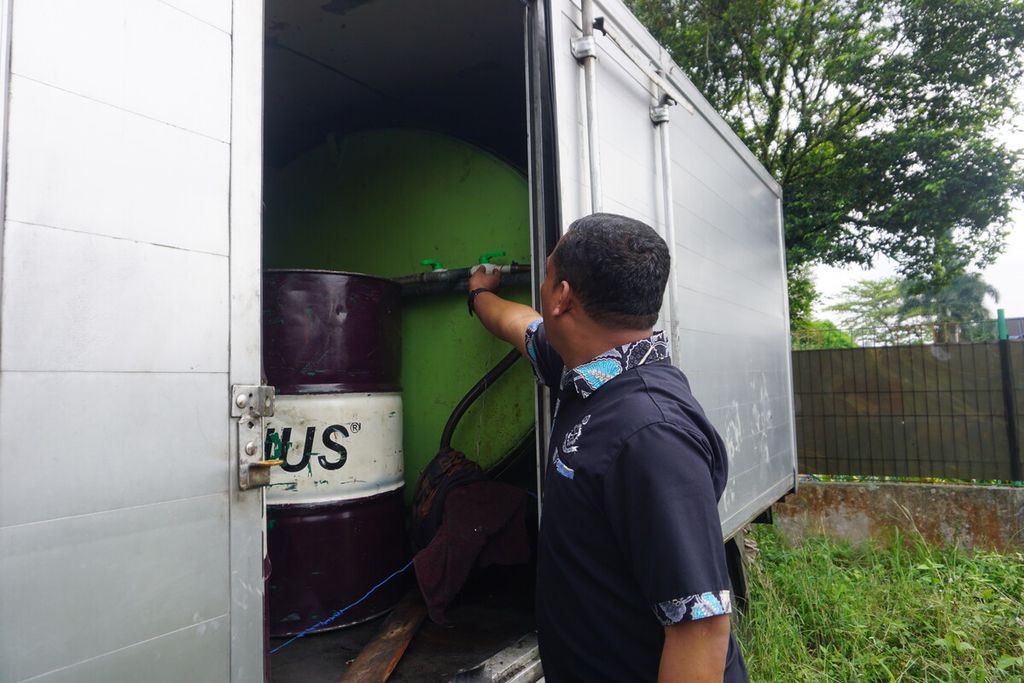 Jajaran Kepolisian Resor Kota Banyumas menunjukkan truk boks yang dilengkapi tangki untuk menimbun BBM bersubsidi jenis solar di Purwokerto, Banyumas, Jawa Tengah, Kamis (8/9/2022).