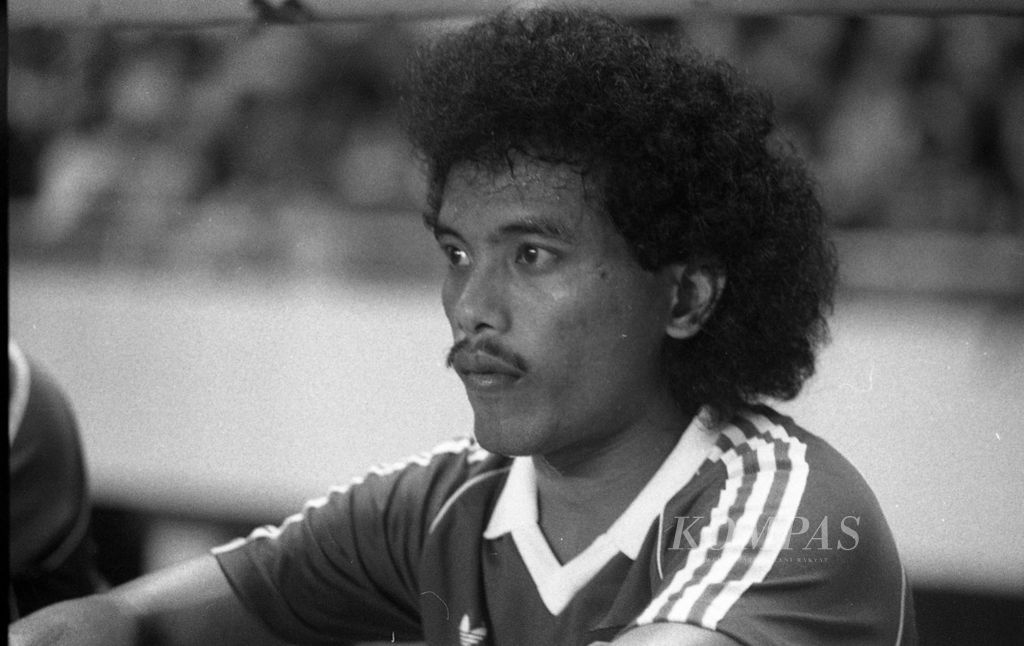 Riono Asnan, bek timnas Indonesia yang disiapkan untuk kejuaraan pra-Olimpiade 1984, di sela laga melawan Australia Barat di Stadion Utama Senayan, Jakarta, Selasa (27/9/1983) malam. Pada laga itu, Indonesia tumbang, 0-1.