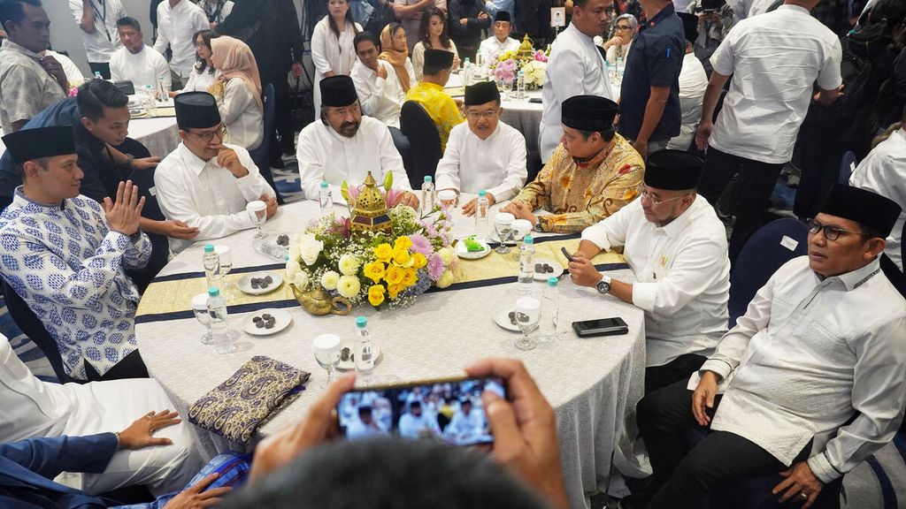 A number of political party chairmen, Nasdem Party Presidential Candidate Anies Baswedan, former Vice President Yusuf Kalla sat at a table in the Ballroom of the Nasdem Party DPP Office in Nasdem Tower, Jakarta, for the Nasdem Party Iftar event, Saturday (25/3/2023).