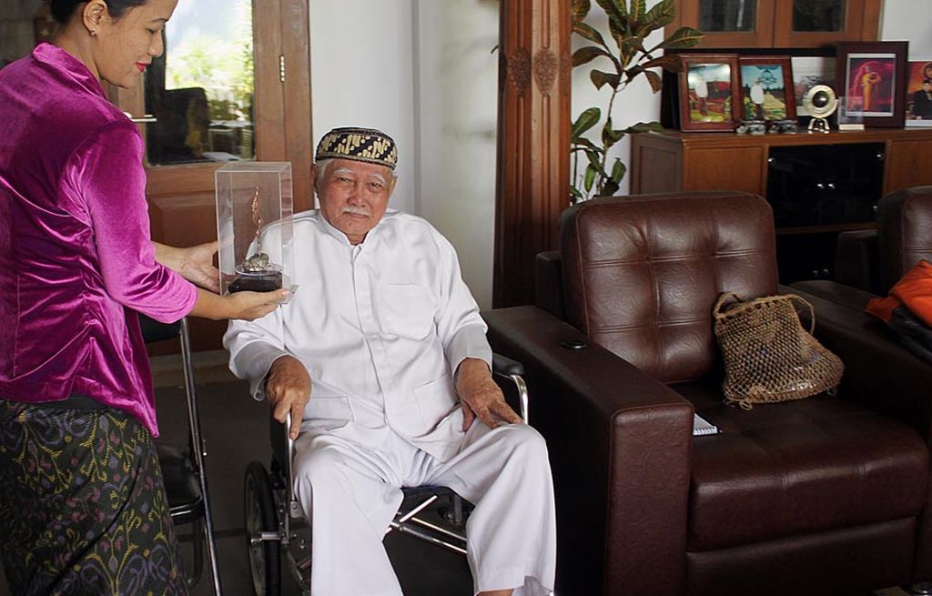  Pangeran Djatikusumah (85), sesepuh Masyarakat Adat Karuhun Urang atau dikenal juga sebagai masyarakat Sunda Wiwitan beserta salah satu putrinya, Dewi Kanti Setianingsih, di ruang Srimanganti di Paseban Tri Panca Tunggal.