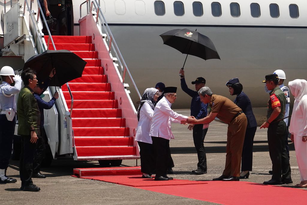Setelah menempuh penerbangan sekitar 2 jam 20 menit, Wakil Presiden Ma'ruf Amin beserta Ibu Wury Ma'ruf Amin tiba di Pangkalan TNI AU Sultan Hasanuddin, Kabupaten Maros, Sulawesi Selatan, pukul 12.20 WITA, Senin (9/10/2023). 