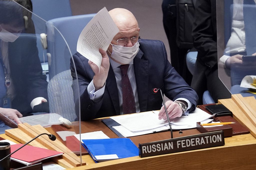 Duta Besar Rusia untuk Perserikatan Bangsa-Bangsa Vasily Nebenzya tengah berbicara pada pertemuan khusus membahas Ukraina di Dewan Keamanan PBB, Senin (31/1/2022). 