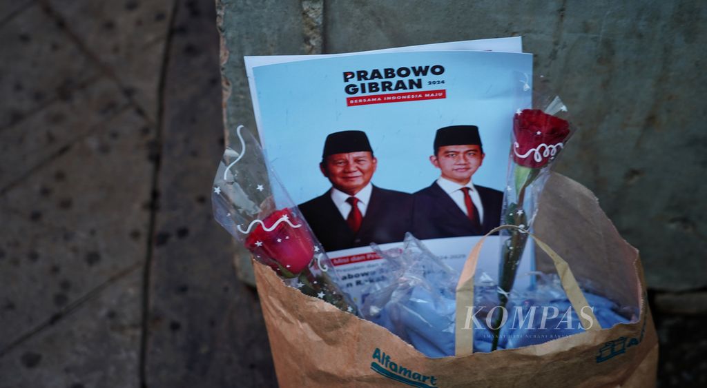 Beberapa poster lain yang dibawa Tim Kampanye Nasional (TKN) Fanta Prabowo-Gibran saat melakukan kampanye di persimpangan Sarinah, Jakarta, Jumat (29/12/2023). Kampanye yang dilakukan tim milenial pendukung Prabowo-Gibran ini menyajikan Joget Gemoy di hadapan publik di kawasan tersebut. 