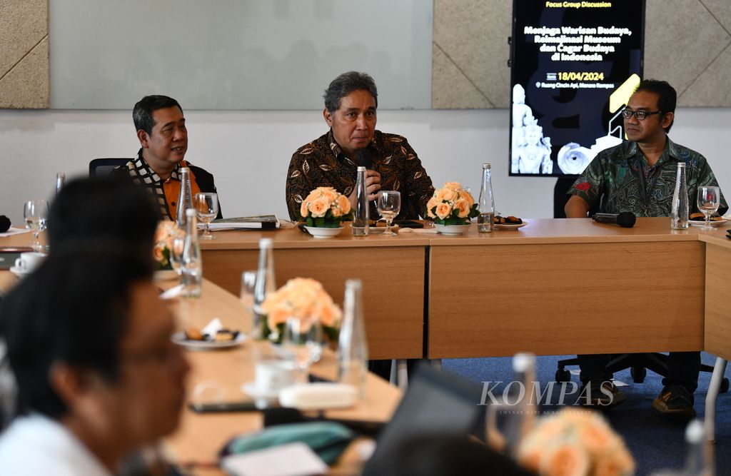 Director General of Culture of the Ministry of Education and Culture Hilmar Farid (center), Acting Head of the Public Service Agency Ahmad Mahendra (left), and Deputy Chief Editor of <i>Kompas </i>Haryo Damardono in a limited discussion with the theme "Preserving Cultural Heritage, Reimagining Museums and Cultural Heritage in Indonesia” which was held in collaboration with the daily <i>Kompas </i>and the Directorate General of Culture of the Ministry of Education, Culture, Research and Technology at the <i>Kompas Tower</i> Jakarta, Thursday (18/4/2024 ).