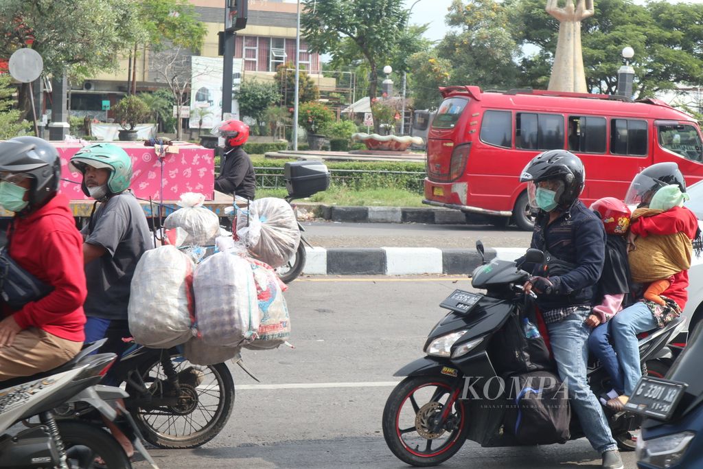 Sejumlah pemudik mulai melintasi jalur pantai utara Cirebon, Jawa Barat (24/4/2022). Beban biaya perjalanan mudik Lebaran membuat warga berhemat termasuk memilih mudik menggunakan sepeda motor. 