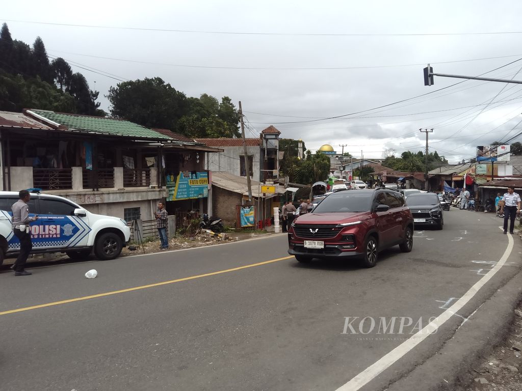 Kepolisian Resor Bogor dibantu Polda Jabar melakukan olah tempat terjadinya perkara di Km 85 Tugu Utara, Cisarua, Bogor, Rabu (24/1/2024). Langkah ini dilakukan untuk memastikan penyebab kecelakaan yang mengakibatkan 17 orang terluka dan delapan kendaraan rusak.