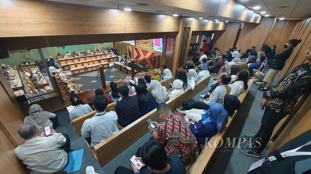 Wartawan dan masyarakat umum memenuhi balkon Ruang Rapat Komisi X DPR saat rapat kerja bersama antara Menteri Pendidikan, Kebudayaan, Riset, dan Teknologi Nadiem Anwar Makarim dan Komisi X DPR terkait kenaikan uang kuliah tunggal, di Jakarta, Selasa (21/5/2024).