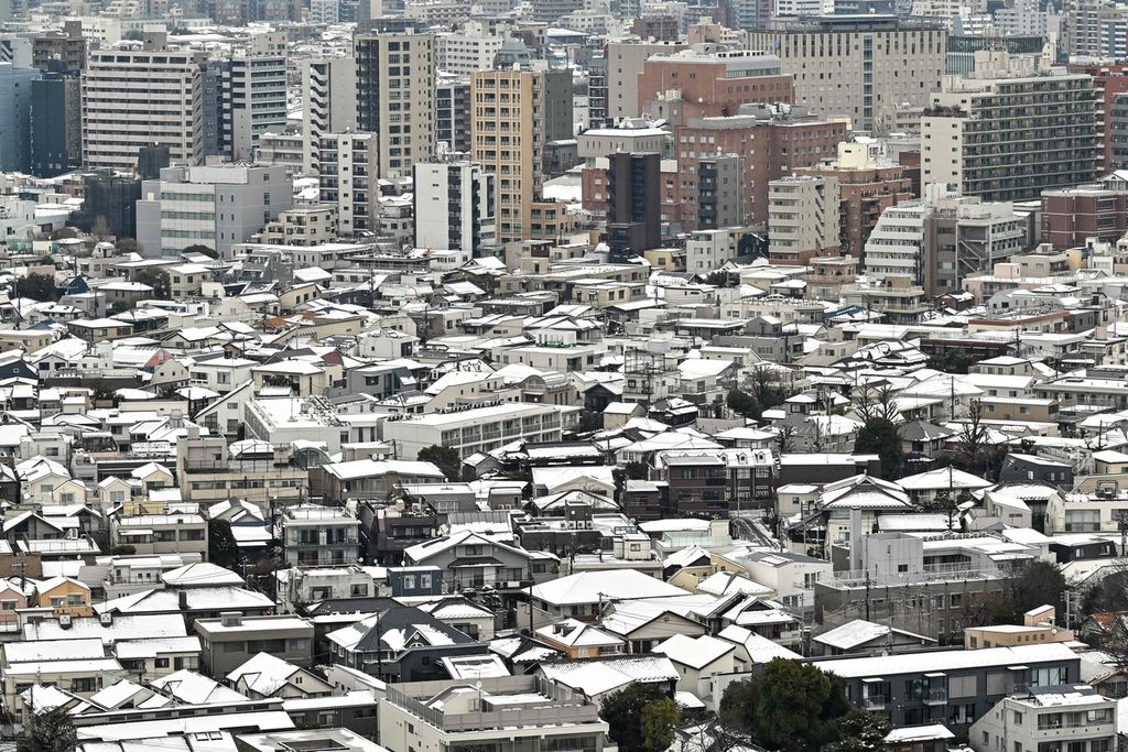 Pemandangan salju yang menyelimuti atap rumah-rumah di Tokyo, Jepang, 6 Februari 2024. 