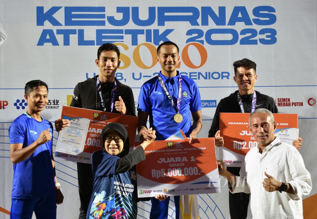 Pelompat jauh Nusa Tenggara Barat, Sapwaturrahman (tengah), meraih medali emas lompat jauh putra senior Kejuaraan Nasional Atletik 2023 di Stadion Sriwedari, Solo, Jawa Tengah, Jumat (23/6/2023), dengan lompatan terbaik 7,85 meter. Atlet Bangka Belitung, Ahmad Ambali Syukur (kedua dari kiri), meraih perak dengan 7,49 meter, dan perunggu direbut atlet Jawa Barat, Suwandi Wijaya (kanan), dengan 7,43 meter. 