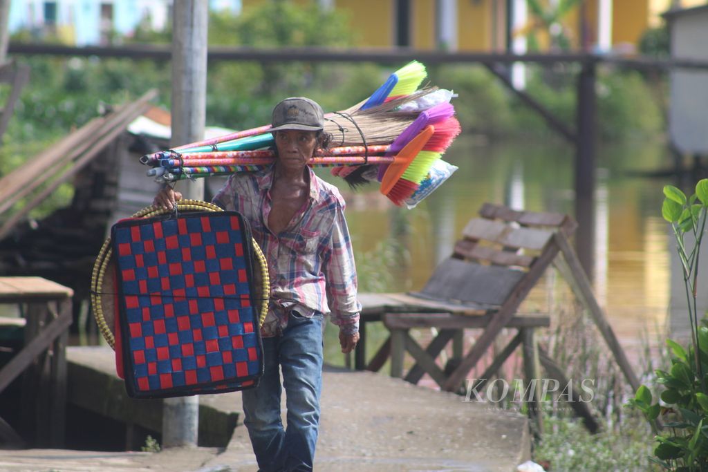 Penjual alat rumah tangga di Kampung Sungai Pedado, Kecamatan Kertapati, Palembang, Sumatera Selatan, Sabtu (13/5/2023). Walau dikaruniai kekayaan sumber daya alam, Sumsel masih didera tingginya tingkat kemisikinan, yakni masih di kisaran dua digit. Lebih tinggi dari rata-rata kemisikinan secara nasional.