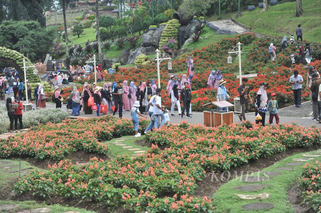 Wisatawan berada di antara kebun bunga di Taman Rekreasi Wisata Selecta di Kota Batu, Minggu (3/12/2023). Taman ini dibangun pada masa penjajahan Belanda oleh seorang warga Belanda bernama Ruyter de Wildt pada 1920 sampai tahun 1928. 