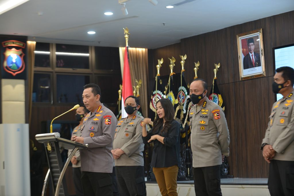 Kepala Polisi Jenderal (Pol) Listyo Sigit Prabowo memberikan keterangan mengenai kasus narkoba dan judi <i>online </i>di Kompleks Markas Besar Polisi, Jakarta, Jumat (14/10/2022). 