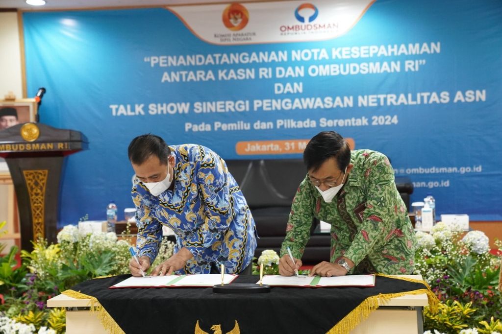 Ketua Ombudsman RI Mokhammad Najih (kiri) dan Ketua Komisi Aparatur Sipil Negara (KASN) Agus Pramusito (kanan) menandatangani nota kesepahaman pengawasan penyelenggaraan pelayanan publik dan pengawasan manajemen ASN berbasis sistem merit di Jakarta, Selasa (31/5/2022).