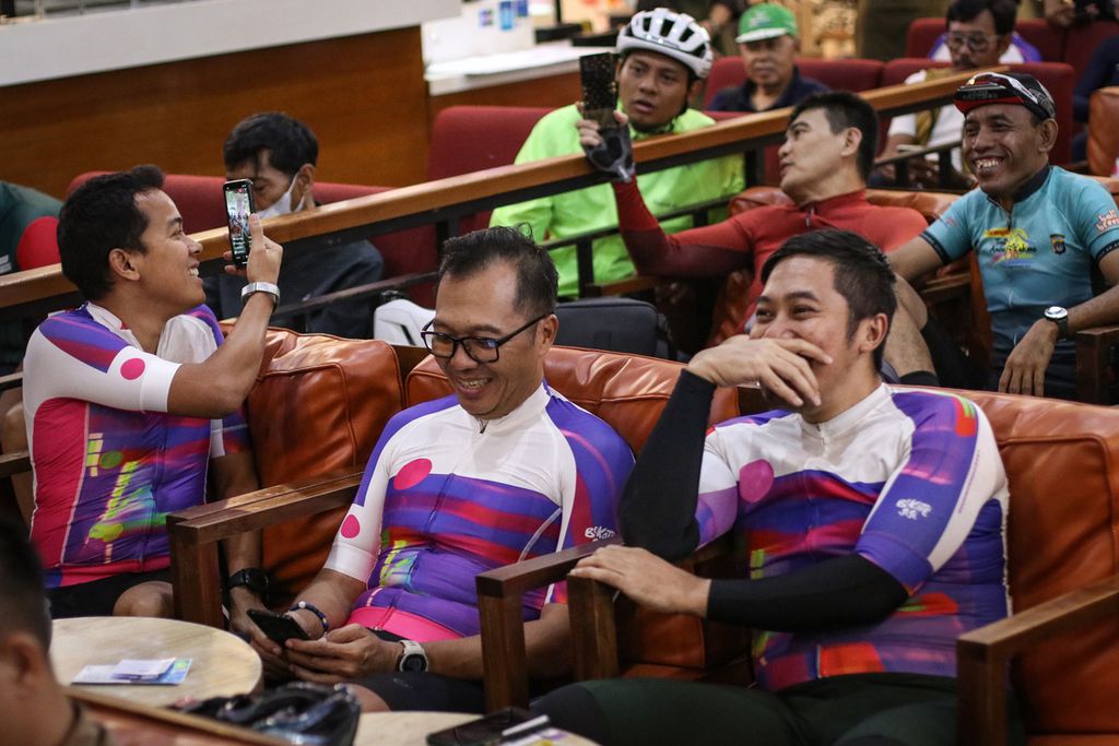 Peserta Coffee Ride Road to Cycling de Jabar 2023 mengikuti sesi bincang-bincang di Kuningan City, Jakarta, Minggu (2/4/2023). Harian <i>Kompas </i>berkolaborasi dengan Pemerintah Provinsi Jawa Barat dan Bank BJB kembali menggelar Cycling de Jabar 2023. Acara tersebut dibuka dengan kegiatan Coffee Ride Road to Cycling de Jabar yang digelar di dua kota, yakni Jakarta dan Bandung.