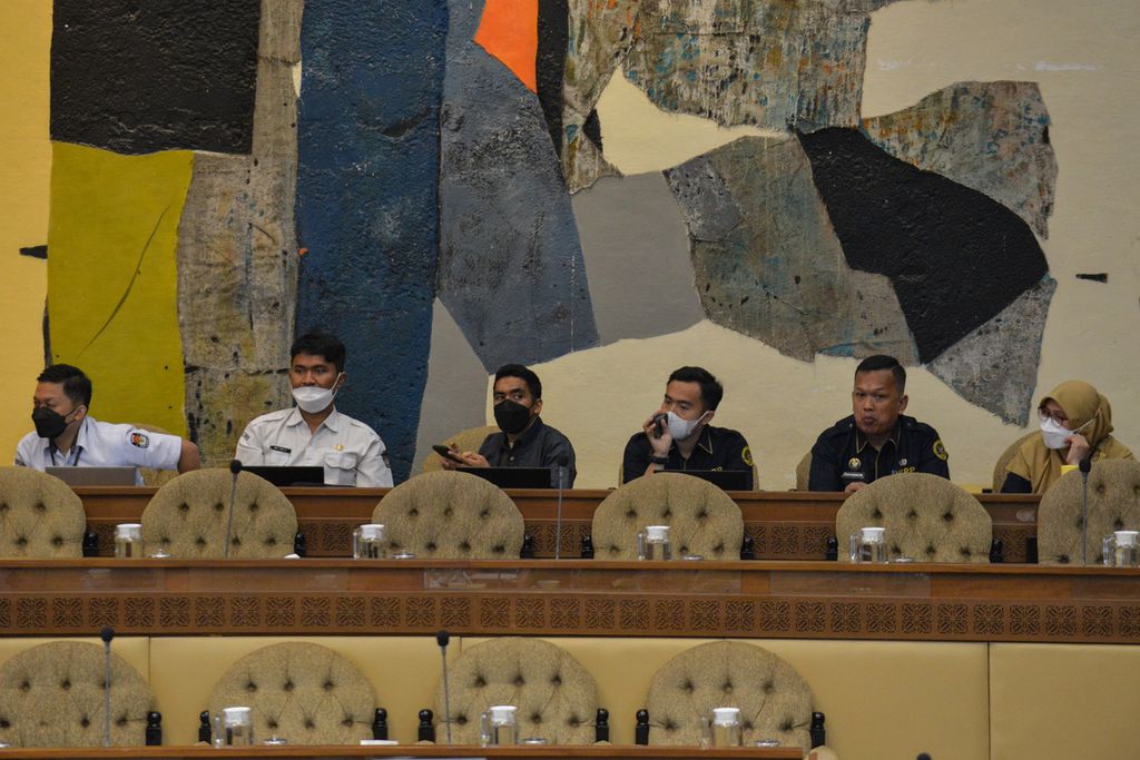 Sejumlah anggota Komisi Pemilihan Umum dan Dewan Kehormatan Penyelenggara Pemilu mengikuti rapat kerja bersama Komisi II DPR di Komisi II DPR, Jakarta, Senin (6/1/2023). 