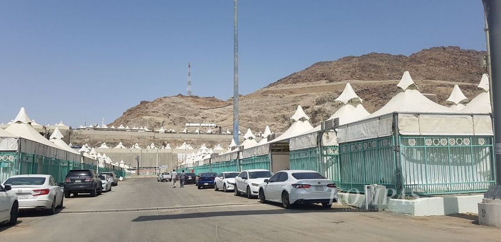 Suasana perkemahan untuk jemaah haji di Mina, Mekkah, Arab Saudi, Kamis (30/6/2022). Tenda dan fasilitas perkemahan ini sedang disiapkan untuk menyambut jemaah haji yang akan melakukan mabit (menginap) di Mina pada awal Jui 2022.