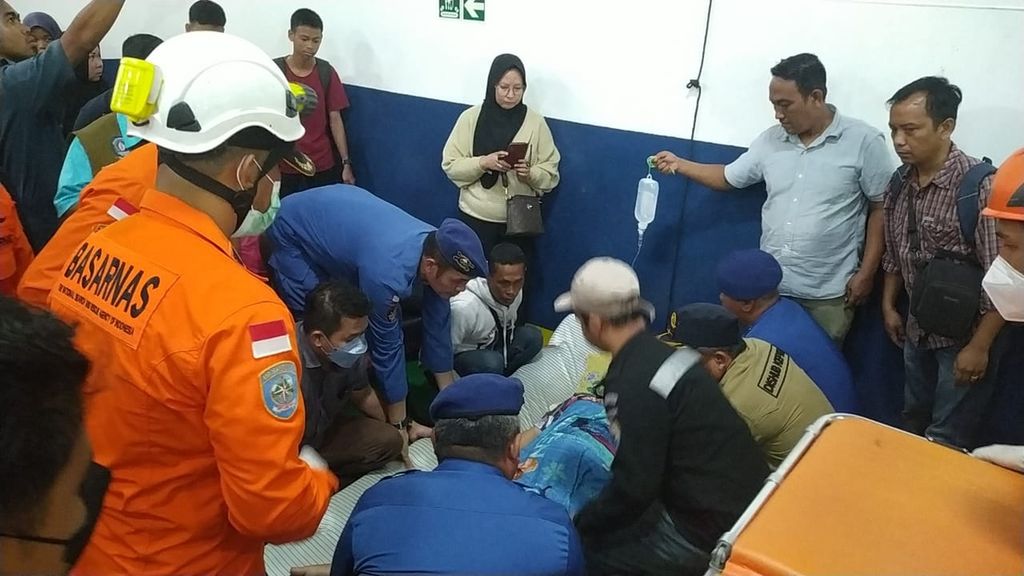 Tim SAR gabungan mengevakuasi seorang korban longsor Natuna, Kepulauan Riau, ke Rumah Sakit Umum Daerah Pemangkat, Kabupaten Sambas, Kalimantan Barat, Kamis (9/3/2023).