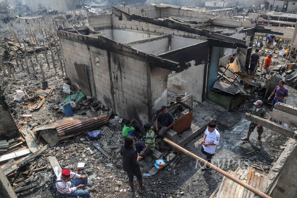 Bangunan-bangunan sisa kebakaran di Jalan Kapuk Utara 2, Kapuk Muara, Penjaringan, Jakarta Utara, Senin (31/7/2023). Sekitar 400 rumah terbakar dan 1.199 jiwa terdampak akibat kebakaran ini. 
